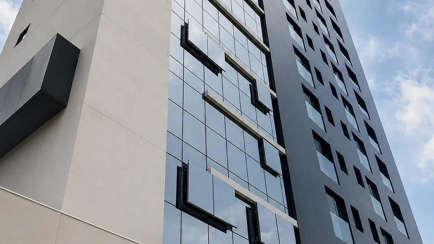 Fachada blindada pele de vidro em edifício
