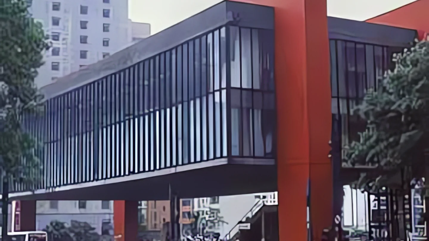 Fachada de vidro com modulação e estrutura metálica